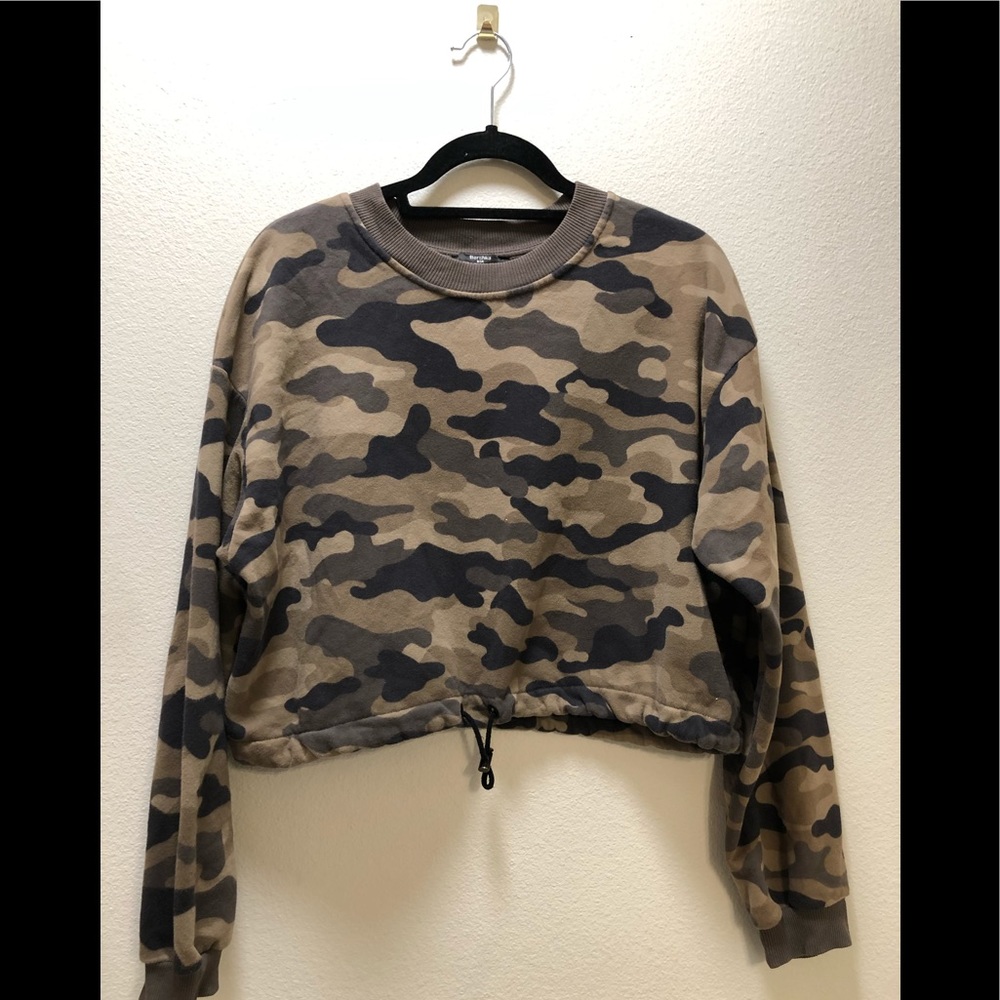 BERSHKA Camo Cropped Crew Neck Sweatshirt